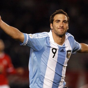 开云体育网页版-某队在大赛中扬眉吐气，赢得赞誉与掌声，在比赛期间,某队领队向总裁判出示证据